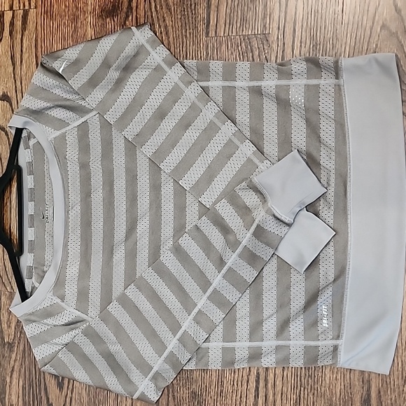 Nike Dri-Fit Athletic Top Size S - Picture 3 of 7